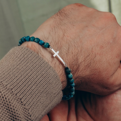 Brățară cu pietre apatit cub 4 mm, cruciuliță și elemente din argint, mărime reglabilă S–XXL