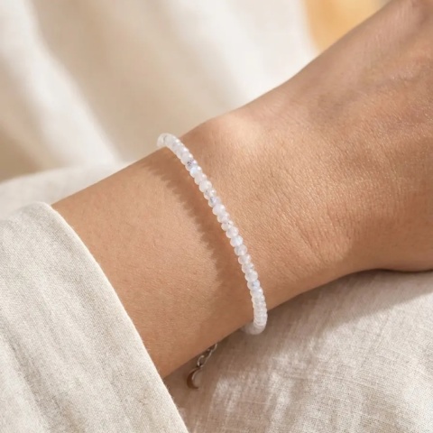 Brățară damă cu piatra lunii naturală de 3 mm și semilună din argint 925, design fin și minimalist.