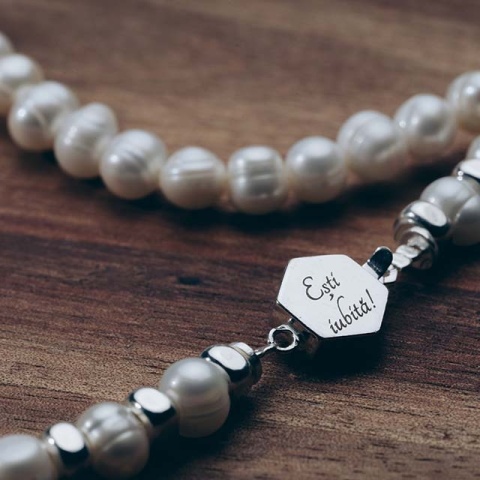 Colier elegant cu perle naturale și elemente din argint, personalizabil cu gravură - Img 2