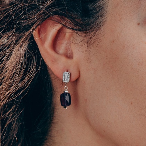 Cub-Ohrringe aus Sterlingsilber mit Amethyst und Zirkonia - minimalistische Eleganz