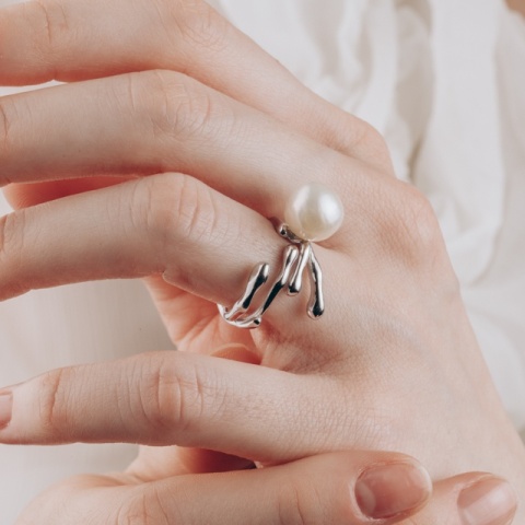 Offener Ring aus Sterlingsilber und weißer Zuchtperle in freier Form