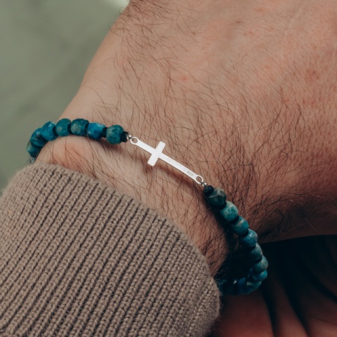 Brățară cu apatit cub 4 mm și cruciuliță, elemente din argint, unisex - Img 2