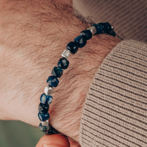  Brățară personalizată din piatră semiprețioasă și argint – mărime reglabilă, cub 4 mm H2: Stil natural și versatil, creat pentru confort și expresie personală Această brățară este realizată manual din pietre semiprețioase în formă de cub de 4 mm, complet