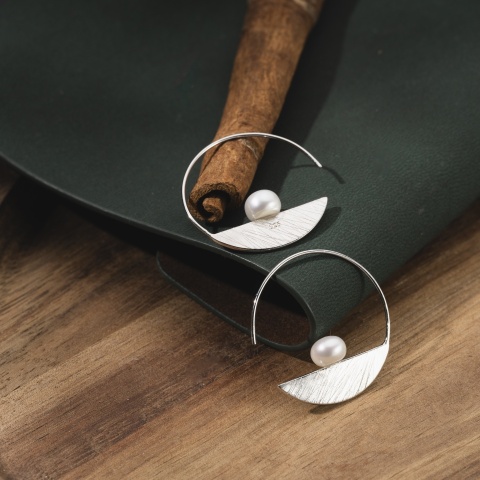Cercei cerc (hoop) din argint 925 rodiat cu perlă mată de 8 mm – echilibru între clasic și modern - Img 3