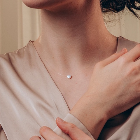 Halskette mit transparentem Draht und seitlichem Herzverschluss in Silber - dezente Eleganz für jeden Anlass (Kopie 1)