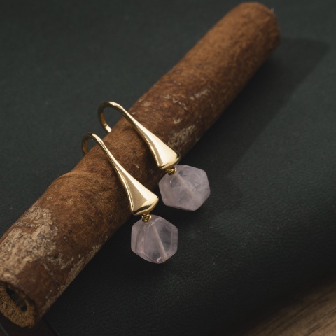 Ohrringe aus vergoldetem 925er Sterlingsilber mit sechseckigem Rosenquarz - warmer Schimmer und natürliche Balance