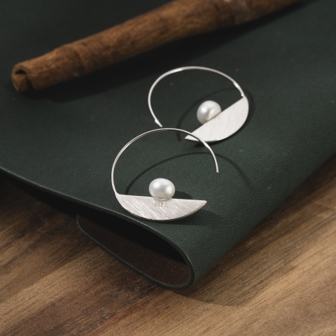 8 mm rhodinierte Sterlingsilber-Ohrringe mit 8 mm mattierter Perle - eine Balance zwischen klassisch und modern - Img 4