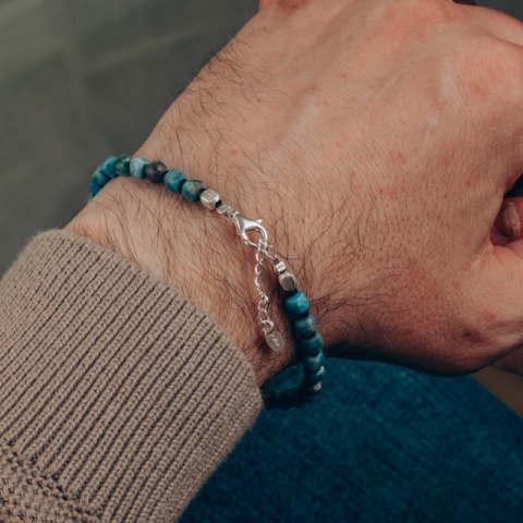Brățară cu apatit cub 4 mm și cruciuliță, elemente din argint, unisex - Img 3