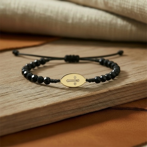 Brățară cu șnur și element oval din aur 14K cu cruce decupată și cristale negre – Bijuterie elegantă Evana
