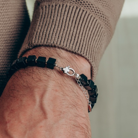 Brățară din onix cubic 6 mm cu elemente din argint – mărimi S–XXL, reglabilă H2: Design masculin rafinat, adaptabil oricui Această brățară este realizată din pietre naturale de onix cubic de 6 mm, completată de elemente decorative din argint 925. Designul