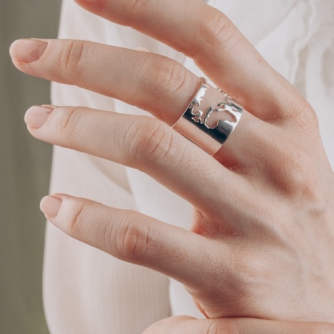 Breiter Ring aus 925er Sterlingsilber mit ausgeschnittener "Map of the World"-Musterung