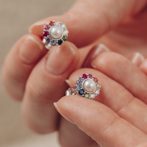 Cercei argint 925 rodiat cu perlă 5 mm și zirconii multicolore, diametru 10 mm, lucioși