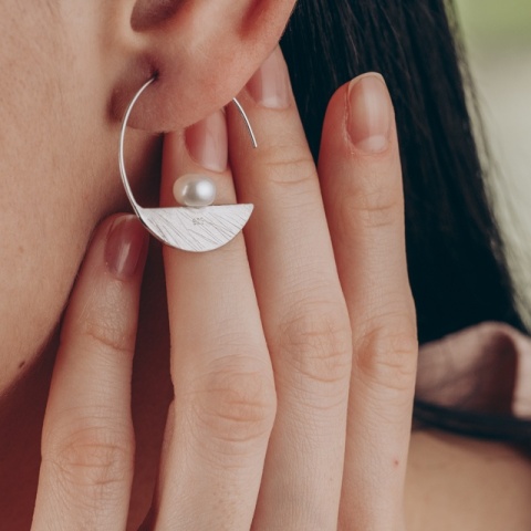 Cercei cerc (hoop) din argint 925 rodiat cu perlă mată de 8 mm – echilibru între clasic și modern