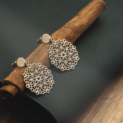 Cercei din argint 925 cu model floare mandala – strălucire aurie și simbolism delicat - Img 2