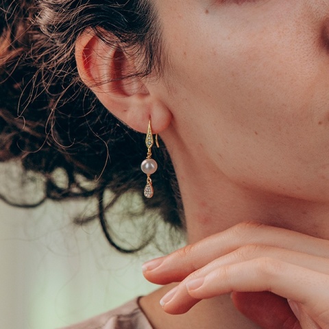 Elegante Ohrringe aus vergoldetem Sterlingsilber mit Zirkonia und Perlen - Raffinesse bis ins Detail