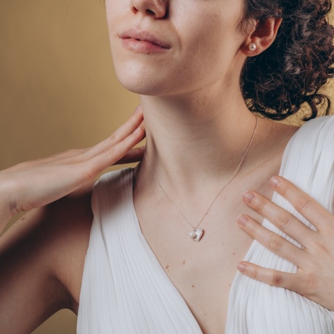 Lănțișor din Argint cu Aripi de Înger și Perlă de Cultură – Eleganță și Simbolism