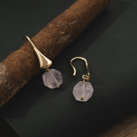 Ohrringe aus vergoldetem 925er Sterlingsilber mit sechseckigem Rosenquarz - warmer Schimmer und natürliche Balance - Img 2