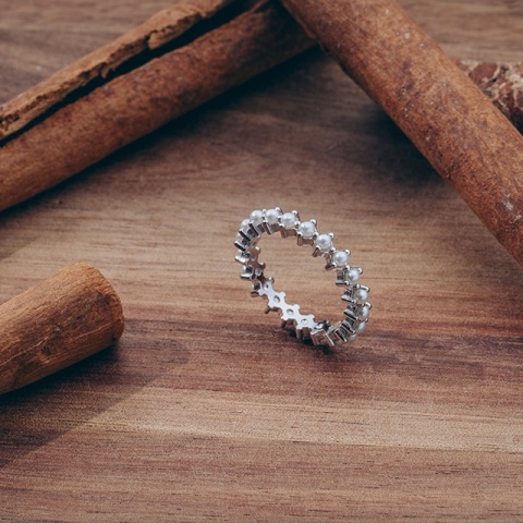 Rhodinierter Ring aus Sterlingsilber mit Rhodium und Perlen - Eleganz und Raffinesse - Img 3