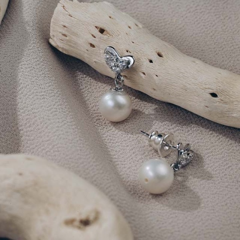 Schmetterlingsohrringe aus Silber mit Zuchtperle und Zirkonia - minimalistische Eleganz in Reinkultur - Img 2