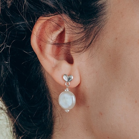 Silberne Ohrringe mit 12 mm Scheibenperle - Zartes und elegantes Design