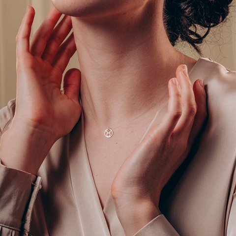 Zarter Silber-Sternzeichen-Anhänger und transparente Fadenkette - subtile Eleganz für jeden Anlass