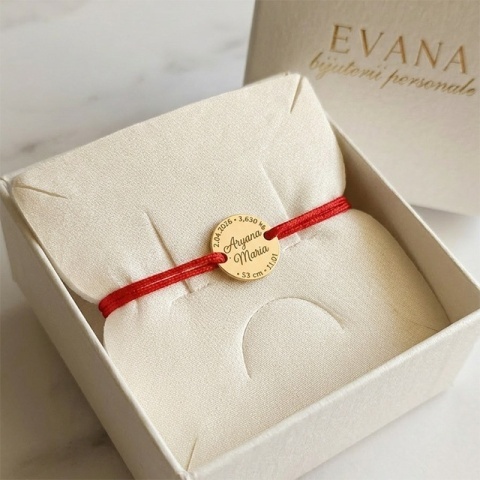 Detaliu gravură bănuț aur 14K cu prenume și date naștere lizibil
