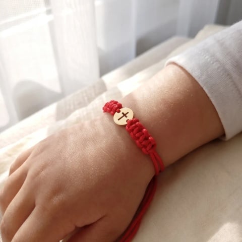 Brățară aur 14K cu cruce decupată purtată pe încheietură