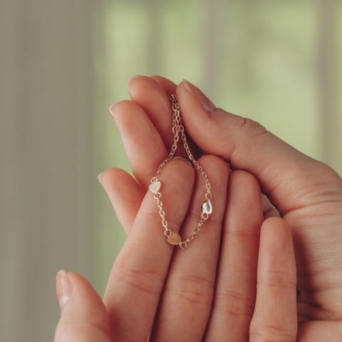 Brățară aur 14K pentru copii cu 3 inimioare personalizabile – 1.48 g - Img 4