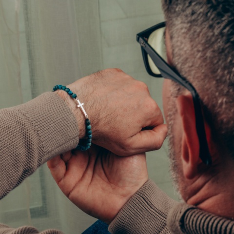 Brățară cu apatit cub 4 mm și cruciuliță, elemente din argint, unisex - Img 4