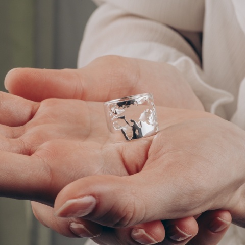 Breiter Ring aus 925er Sterlingsilber mit ausgeschnittener "Map of the World"-Musterung - Img 6