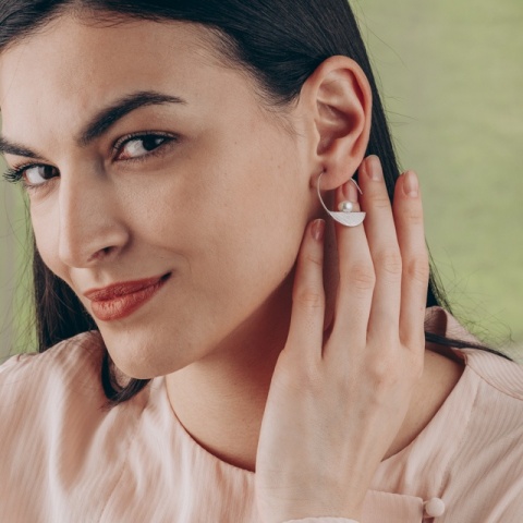 Cercei cerc (hoop) din argint 925 rodiat cu perlă mată de 8 mm – echilibru între clasic și modern - Img 5