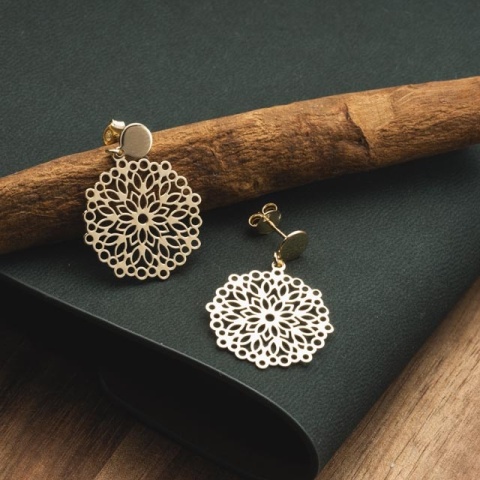 Cercei din argint 925 cu model floare mandala – strălucire aurie și simbolism delicat - Img 3