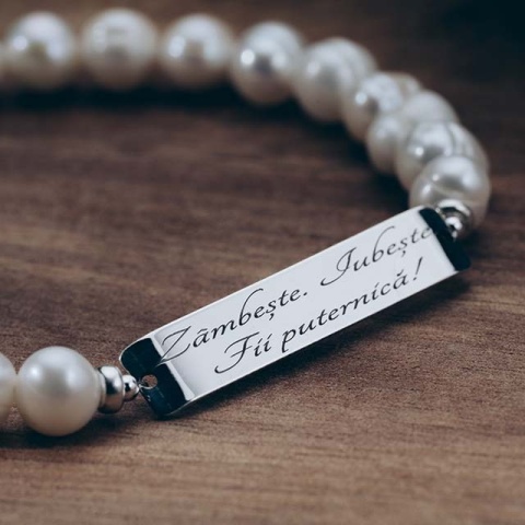 Individuell gestaltbares Armband mit Zuchtperlen und Edelmetall - Gravierte Botschaft auf Plakette 25x5 mm - Img 2