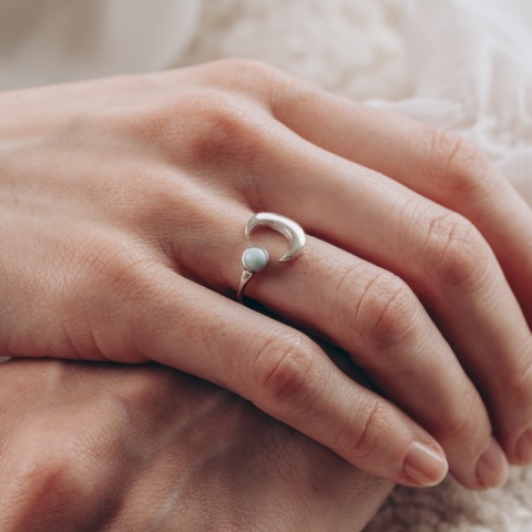 Offener Ring aus Sterlingsilber mit natürlichem Larimarstein und Monddesign