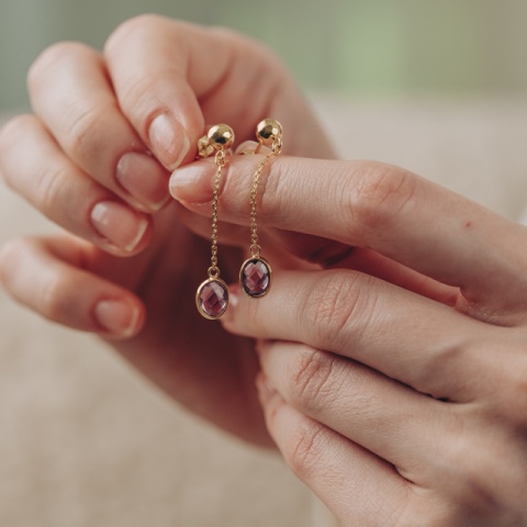 Cercei aurit argint 925 cu piatră naturală ametist și bilă de 6 mm, lungime 44 mm