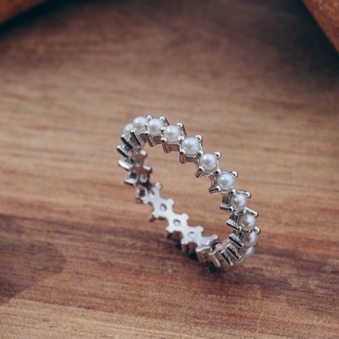 Rhodinierter Ring aus Sterlingsilber mit Rhodium und Perlen - Eleganz und Raffinesse - Img 4