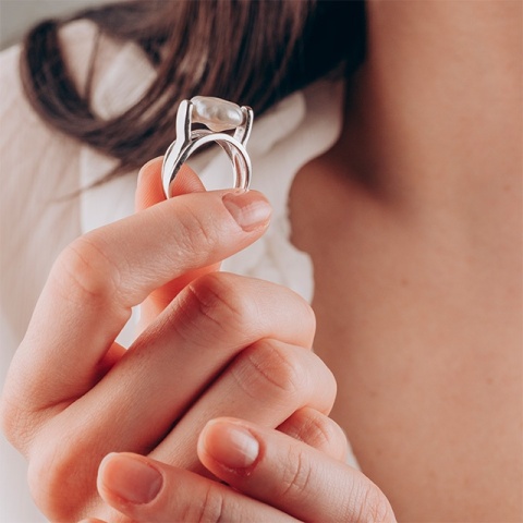 Verstellbarer Ring aus rhodiniertem Sterlingsilber mit Barock-Zuchtperle
