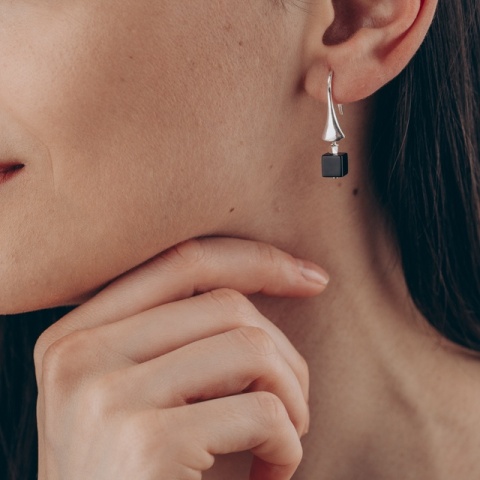 925er Sterling Silber Ohrringe mit schwarzem Onyx und Kopfmontage - moderner Kontrast und minimalistische Eleganz