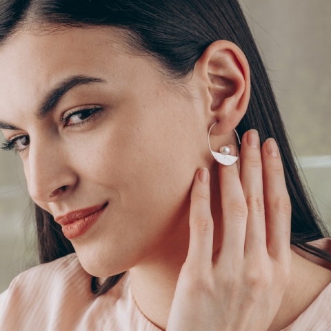 Cercei cerc (hoop) din argint 925 rodiat cu perlă mată de 8 mm – echilibru între clasic și modern - Img 6