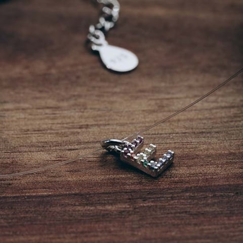 Colier cu Fir Transparent și Pandantiv Initiala Multicolora din Argint Delicat – Eleganță Subtilă pentru Orice Ocazie - Img 1