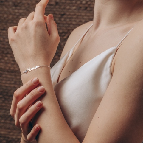 Silberarmband mit "Mum"-Anhänger - Das perfekte Geschenk für eine geliebte Person - Img 3