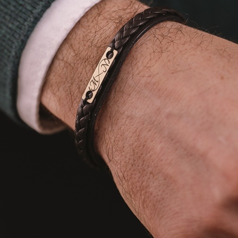 Brățară Bărbați Piele și Plăcuță Aur 14K Personalizată – Model Elegant