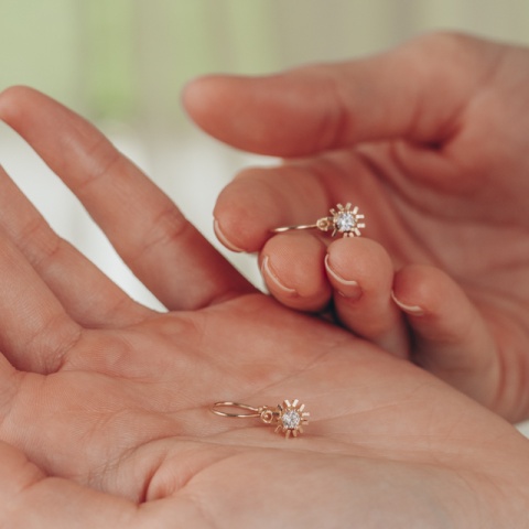 Cercei aur 14K copii – model Soare cu zirconiu, închidere sigură