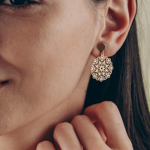 Cercei din argint 925 cu model floare mandala – strălucire aurie și simbolism delicat - Img 1