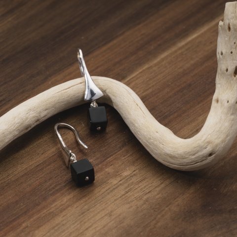 Cercei din argint 925 cu onix negru cub și montură tip cap – contrast modern și eleganță minimalistă - Img 3