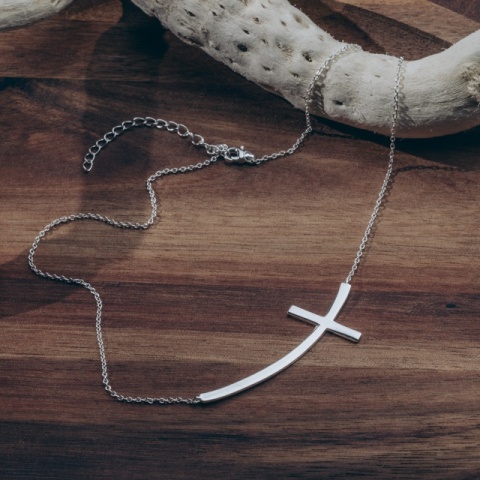 Halskette aus Sterlingsilber mit übergroßem geschwungenem Kreuz