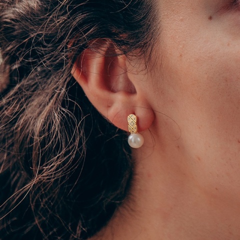 Ohrringe aus vergoldetem Sterlingsilber mit Zuchtperle und Zirkonia - minimalistische Eleganz in Reinkultur