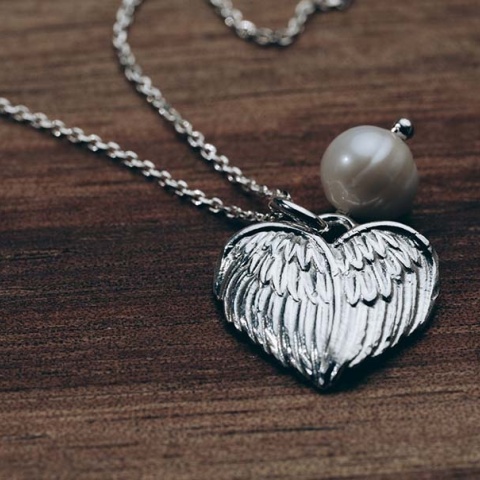Silberkette mit Engelsflügeln und Zuchtperle - Eleganz und Symbolik - Img 3