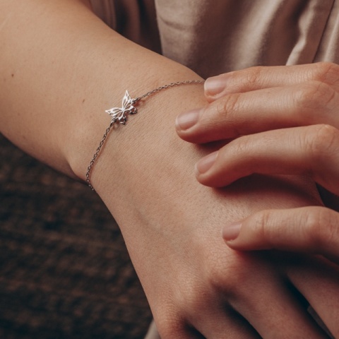 Zartes Silberarmband mit Schmetterlingsanhänger aus Spitze