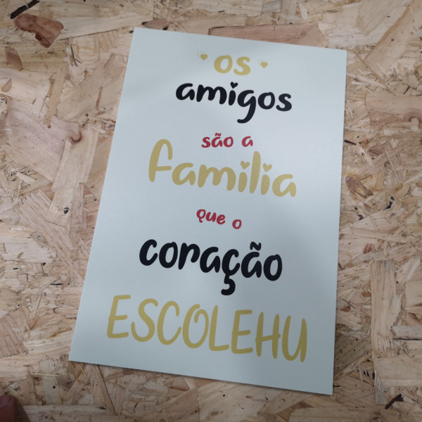 Placa Decorativa em PVC - Os amigos são a Família que o coração escolheu